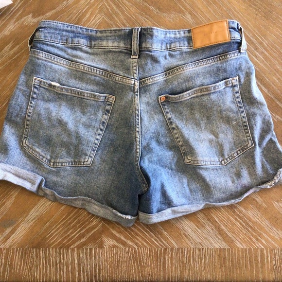 H&M Medium Wash Cuffed Hem Stretch Denim Shorts Size 8 - Picture 3 of 4